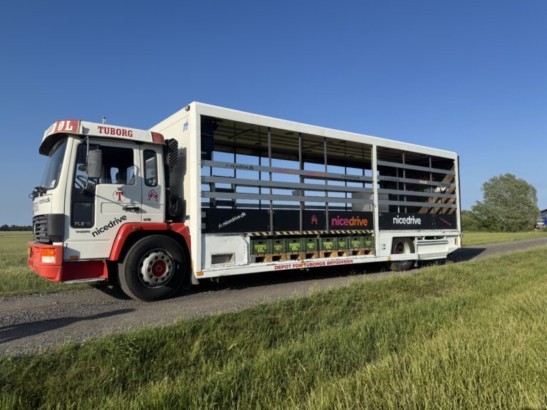 Studentervogn fra Nicedrive, model ‘Beer-cardi’, klar til studenterkørsel til en billig pris, ideel til festlig transport af studenter på en solrig dag