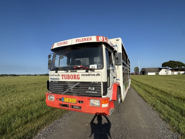 Studentervogn fra Nicedrive, model ‘Beer-cardi’, klar til studenterkørsel til en billig pris, ideel til festlig transport af studenter på en solrig dag