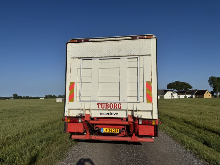 Studentervogn fra Nicedrive, model ‘Beer-cardi’, klar til studenterkørsel til en billig pris, ideel til festlig transport af studenter på en solrig dag