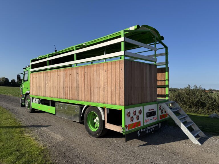 Studentervogn fra Nicedrive, model ‘Gold Party’, klar til studenterkørsel til en billig pris, ideel til festlig transport af studenter på en solrig dag